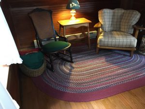 chairs and rug in sitting room